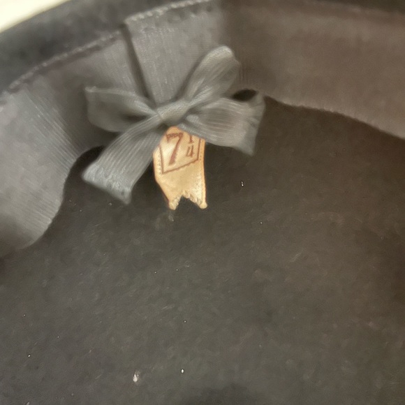 Dobbs Mayfair Circa 1920  women’s French style beret with brass accent - Picture 6 of 6